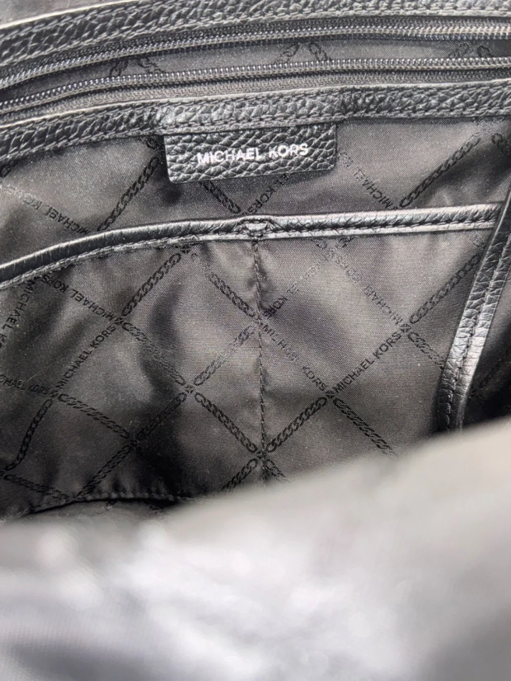 SASSY MICHAEL KORS PEBBLED LEATHER BLACK 2-WAY HANDBAG! MSRP $478